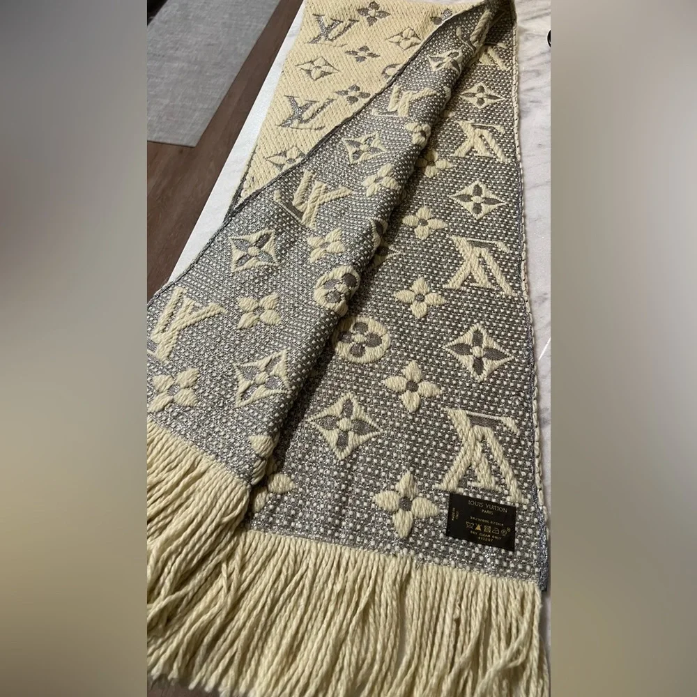 LOUIS VUITTON AUTHENTIC SHINE LOGOMANIA Pearl/ Gray SCARVE
